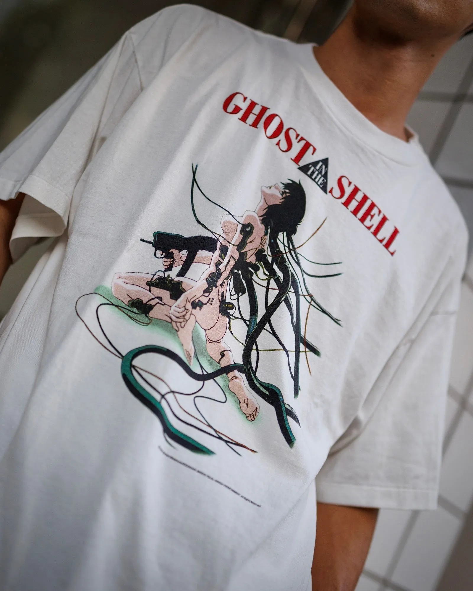 SAINT Mxxxxxx x GHOST IN THE SHELL ' GITS ' SS TEE/WHT Classic Big IP Ghost in the Shell co-branded Suzi Charge/Suzi Character TEE Off-white S-XL Cylindrical side seamless fabric 220g high gram weight OE yarn ⚠️Note: It is almost meaningless if it is not a cylindrical fabric Customized joint main mark/joint wash mark/little angel anti-counterfeiting label Original factory level printing factory Top purchasing agent level